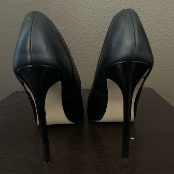 Black stilettos with a fun design around the rim. Have only been worn twice. - Picture 3 of 5